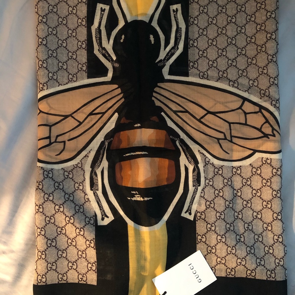 ❌ SOLD❌Gucci GG bee scarf/shawl